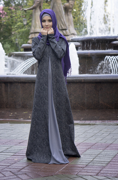 beautiful girl in the modern Muslim dress on a background of a fountain - Foto, immagini