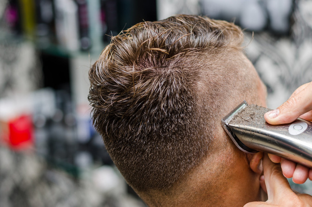 fryzjer cięcia i modelowania włosów przez elektryczny trymer - Zdjęcie, obraz