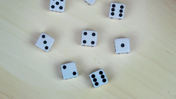 λευκό τυχερά παιχνίδια ζάρια με μαύρες κουκίδες. πικάπ - Πλάνα, βίντεο