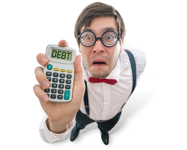 Смішний бухгалтер показує калькулятор з записаним боргом. Ізольовані на білому тлі
. - Фото, зображення