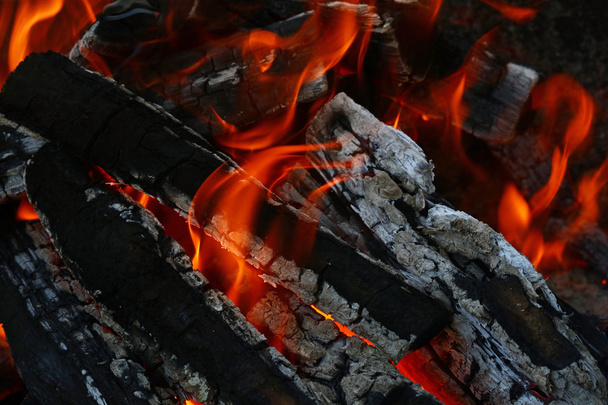Şenlik ateşi ahşap yangın alev Kulesi içinde şömine yangın - Fotoğraf, Görsel