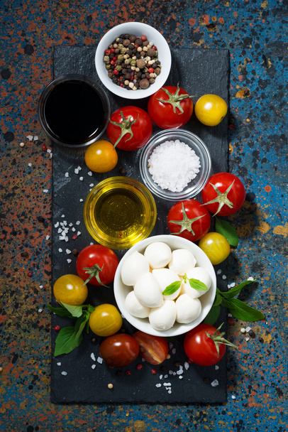 моцарела, свіжі овочі та спеції на темному фоні
 - Фото, зображення
