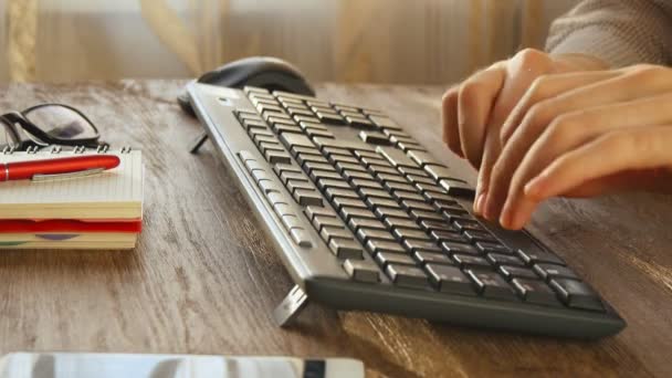 天然の木製デスクでキーボードで入力する男の腕 - 映像、動画