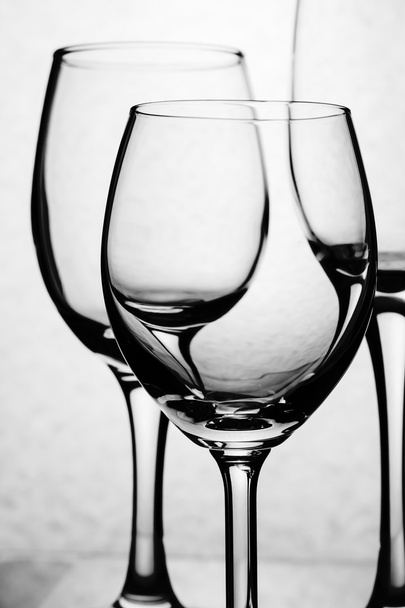 Порожня група келихів вина. на білому тлі
 - Фото, зображення