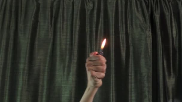 χέρια γυναίκα που κινείται με καύση αναπτήρα - Πλάνα, βίντεο