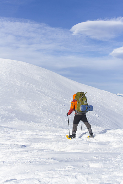 Winter hiking.Winter hiking in the mountains on snowshoes with a backpack and tent. - 写真・画像