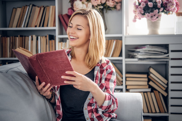 Chica sonriente sosteniendo un libro - Foto, imagen