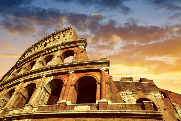 Κολοσσαίο στη Ρώμη με ηλιοβασίλεμα του ουρανού - Φωτογραφία, εικόνα