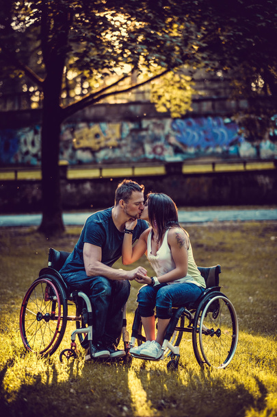平和的な障害者の若いカップル  - 写真・画像