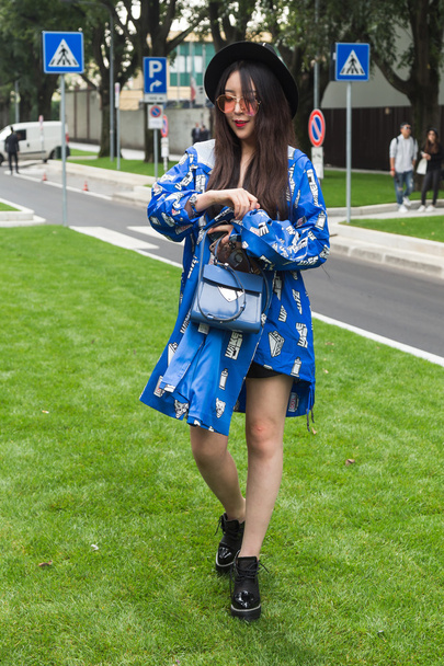 Fashionable woman posing during Milan Fashion Week - Foto, immagini