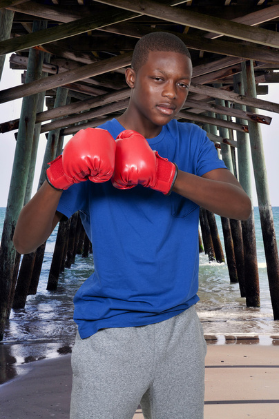 Musta teini nyrkkeilijä
 - Valokuva, kuva