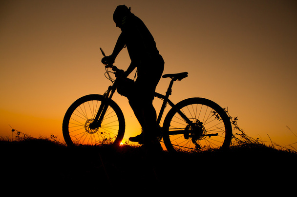 auringonlasku ja siluetti taustavalo bikers
 - Valokuva, kuva