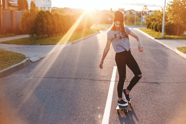 mladá žena po silnici s skateboard - Fotografie, Obrázek
