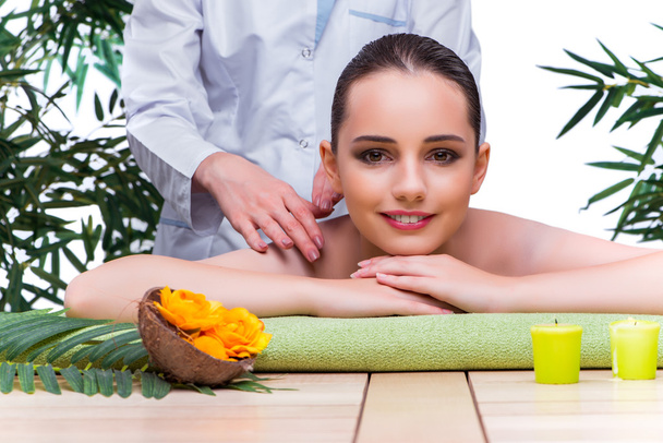 Mulher durante sessão de massagem no salão de spa
 - Foto, Imagem