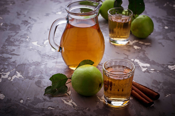 Vasos con zumo de manzana sobre mesa de madera
  - Foto, imagen