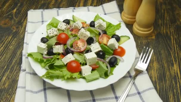 新鮮な野菜、フェタチーズとブラック オリーブ ギリシャ風サラダを回転させる - 映像、動画