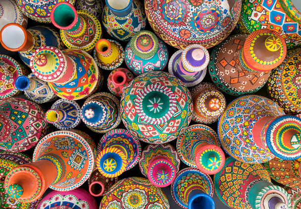 Composition de pots de poterie artisanale peints artistiques
 - Photo, image