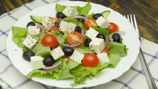 Görög saláta, friss zöldség, feta sajt és fekete olajbogyó elforgatása - Felvétel, videó