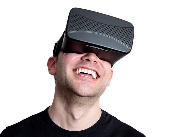 Homme heureux utilisant des lunettes de réalité virtuelle isolé sur backgr blanc
 - Photo, image