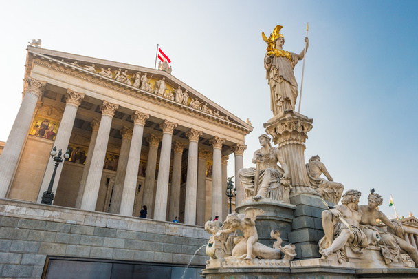 Austrian parliament building with Athena statue - Фото, зображення