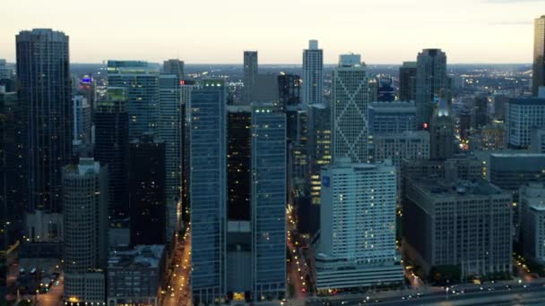 Ουρανοξύστη στο Σικάγο και την κίνηση της πόλης - Πλάνα, βίντεο