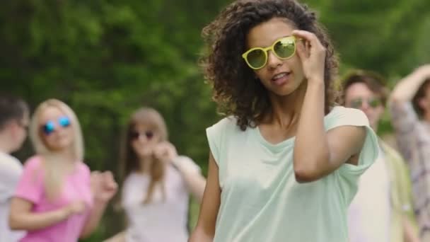 Schattig biracial meisje dansen met vrienden, jonge zorgeloos studenten op pool party - Video