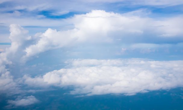 Belo céu nublado conceito de fundo abstrato ideia relacionada. Vista da janela do avião
 - Foto, Imagem