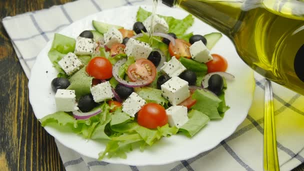 ギリシャ語のサラダのボウルに注ぐ油 - 映像、動画