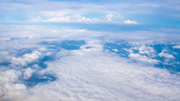 Koncepcja streszczenie tło piękne pochmurnego nieba związane z pomysłem. Widok z okna samolotu - Zdjęcie, obraz