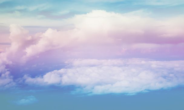 Bbeautiful カラフルな曇り空の抽象的な背景の概念の関連アイデア。飛行機の窓からの眺め - 写真・画像