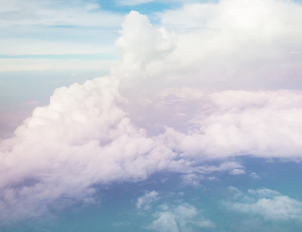Kaunis värikäs pilvinen taivas abstrakti tausta käsite liittyvä ajatus. Näkymä lentokoneen ikkunasta
 - Valokuva, kuva