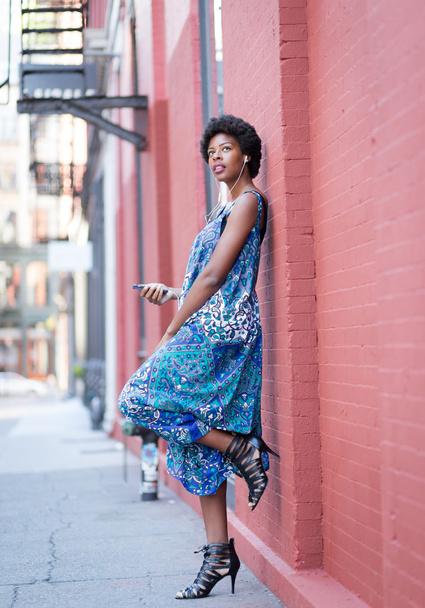 Jovem modelo afro-americano ouvindo música na rua da cidade
 - Foto, Imagem