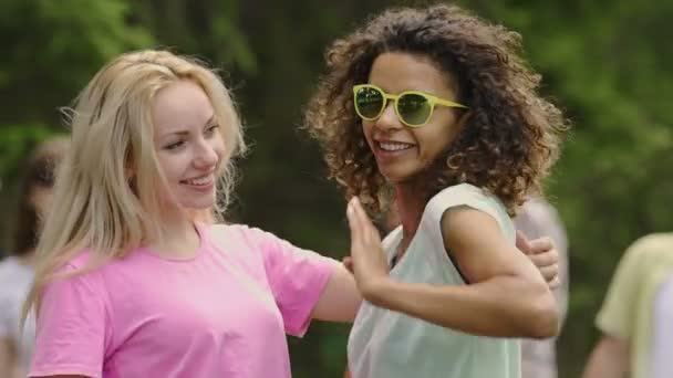 junges sexy weibliches Paar, das sich umarmt, auf einer Party tanzt, Spaß mit Freunden hat - Filmmaterial, Video