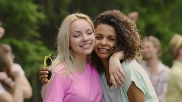 Positivo casal feminino no amor abraçando bochecha a bochecha, olhando para cam na festa
 - Filmagem, Vídeo