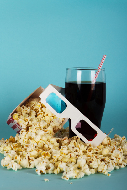 Plechovka popcorn na modrém pozadí - Fotografie, Obrázek