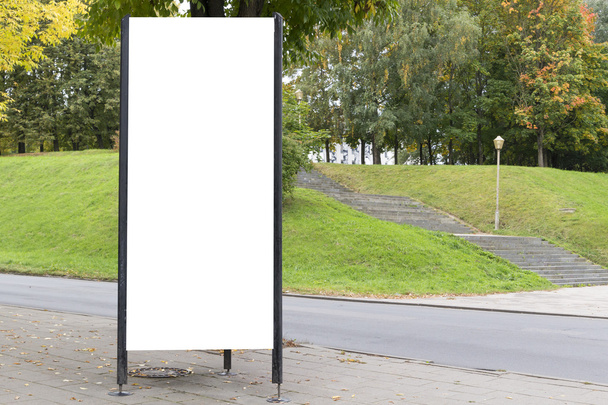 Attrappe. leere Plakatwand im Freien, Außenwerbung, öffentliche Informationstafel in der Nähe des Stadtparks. - Foto, Bild