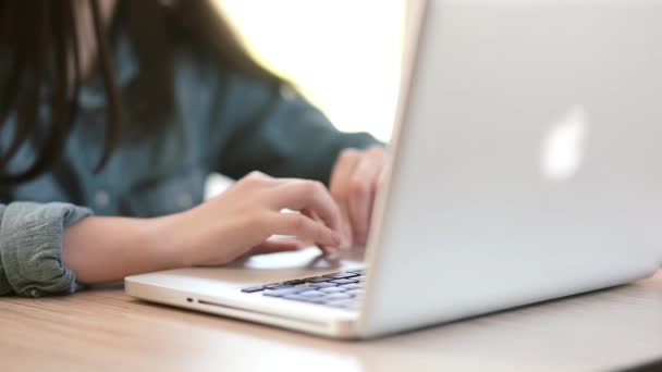 Дівчата-підлітки використовують ноутбук, сидячи за столом вдома
 - Кадри, відео