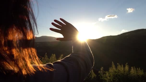 Lento movimiento de la chica mirando al sol
 - Imágenes, Vídeo