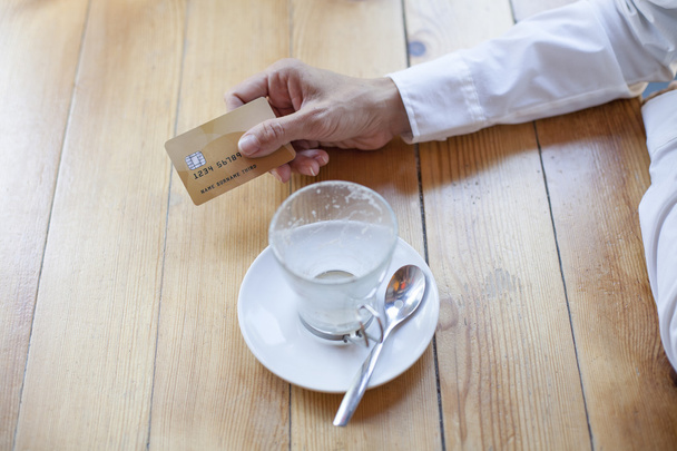 ruce s kreditní kartou platit kávy - Fotografie, Obrázek