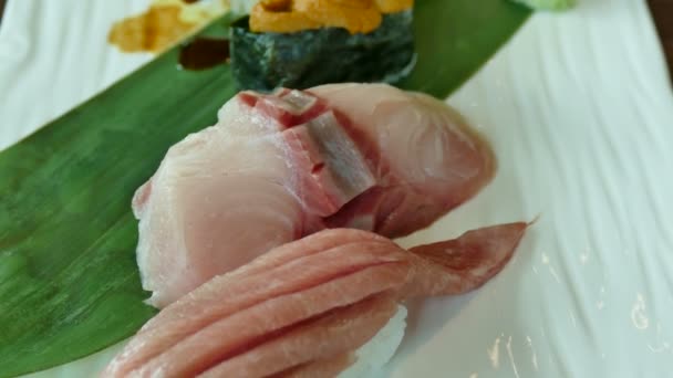 különféle sushi zöld levél - Felvétel, videó