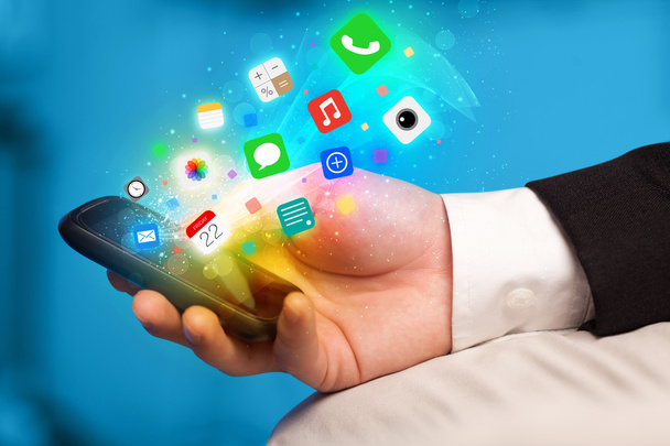 Renkli uygulama simgeleriyle el ele tutuşan akıllı telefon - Fotoğraf, Görsel