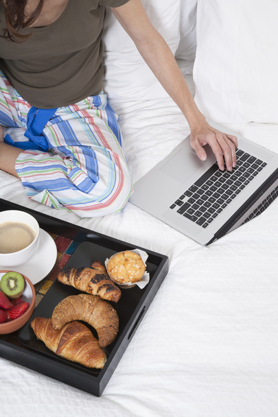 Frühstück im Bett mit Laptop - Foto, Bild