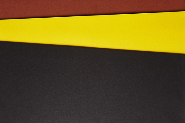 カラー段ボールの背景黒黄色赤音。コピー スペース - 写真・画像