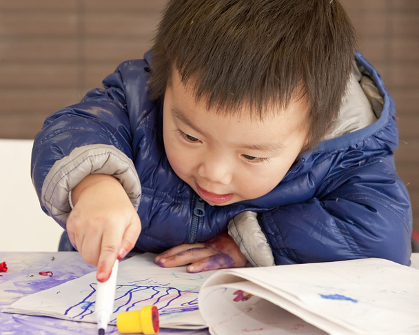 симпатичный ребенок рисует на столе
 - Фото, изображение