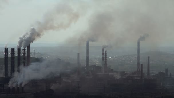 Μόλυνση του περιβάλλοντος με τις επιβλαβείς εκπομπές από βιομηχανικές επιχειρήσεις. - Πλάνα, βίντεο