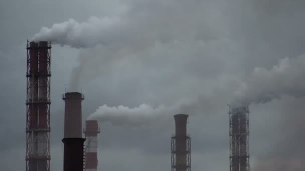 Труби промислового підприємства багато диму в повітрі - Кадри, відео