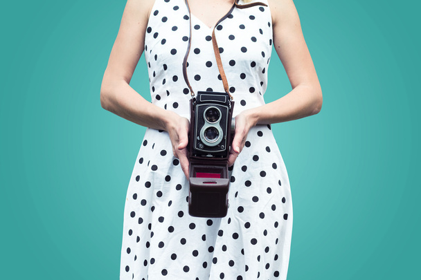 カメラを持って水玉ドレスを着た女性のクローズ アップ - 写真・画像