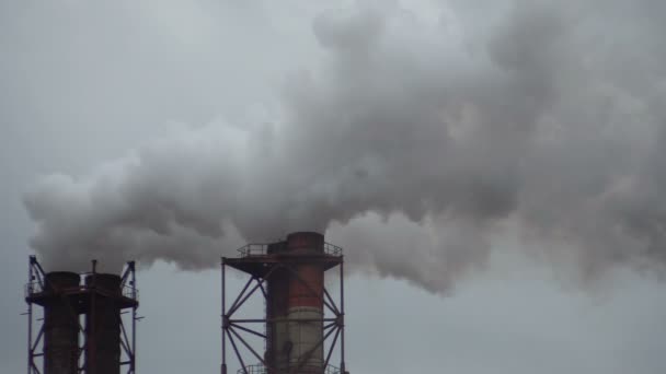 Труби багато промислового підприємства диму в повітрі - Кадри, відео