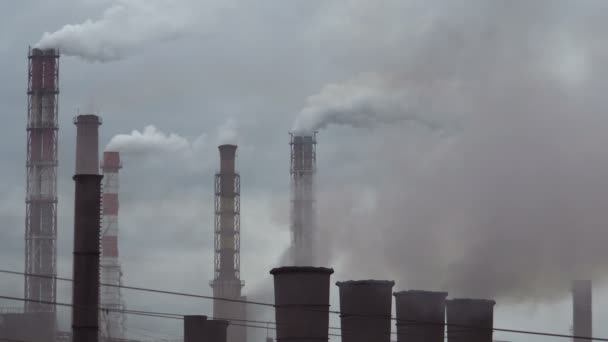Трубы промышленного предприятия много дыма в воздухе
 - Кадры, видео