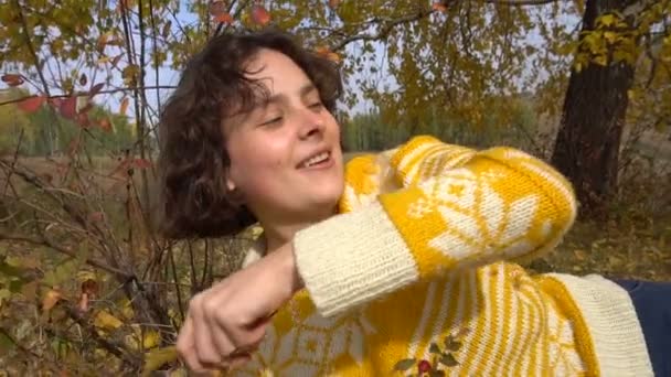 Gyönyörű lány dob sárga levelek egy fa. Lassú Motion.outdoors őszi napfény - Felvétel, videó